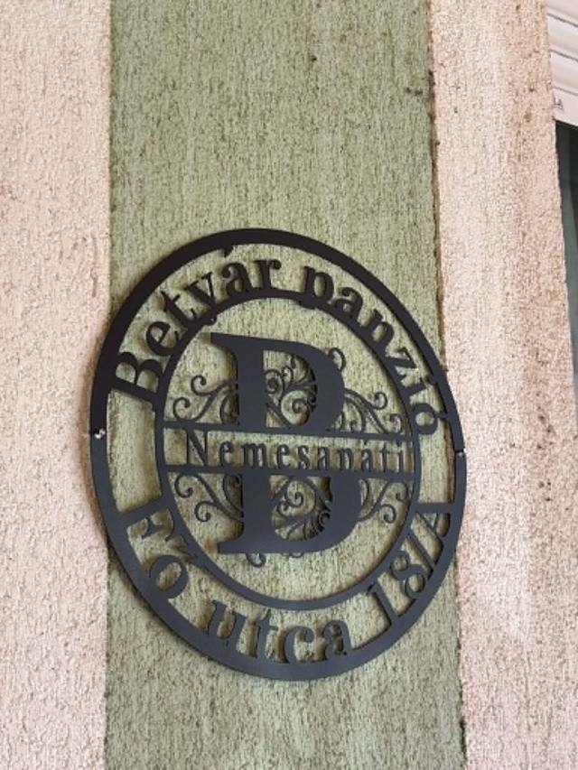 A Betyár Panzió cégtáblája – Nemesapáti, Fő utca 18/A