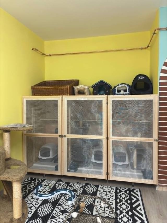 Tágas, világos kennelek a panzióban